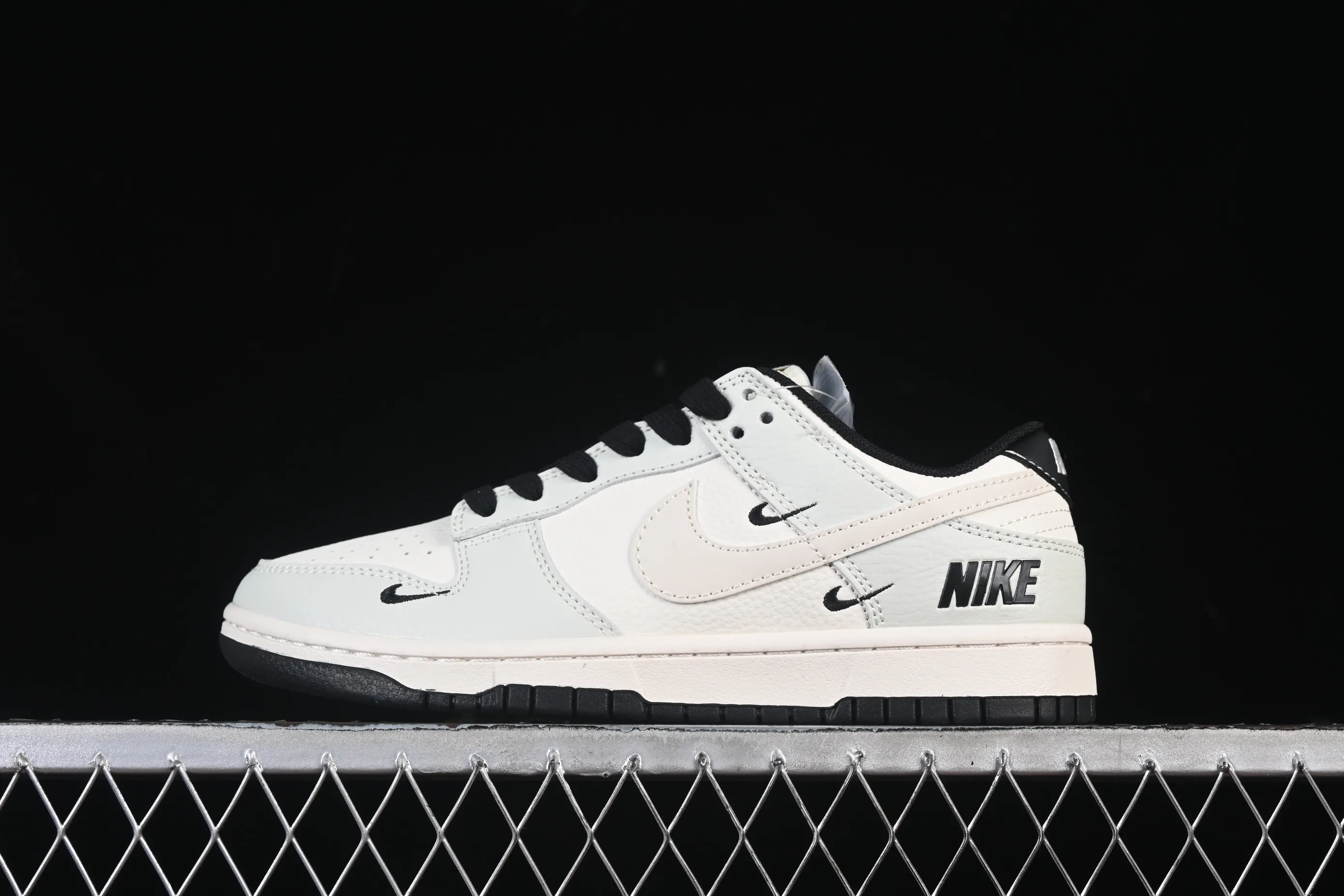 All categories Nk SB Dunk Series Nk SB Dunk Low High-end customized low-top sneakers Nike SB Dunk Low joint matcha green and black hook Anniversary high-end customized low-top casual sneakers JP1628-057